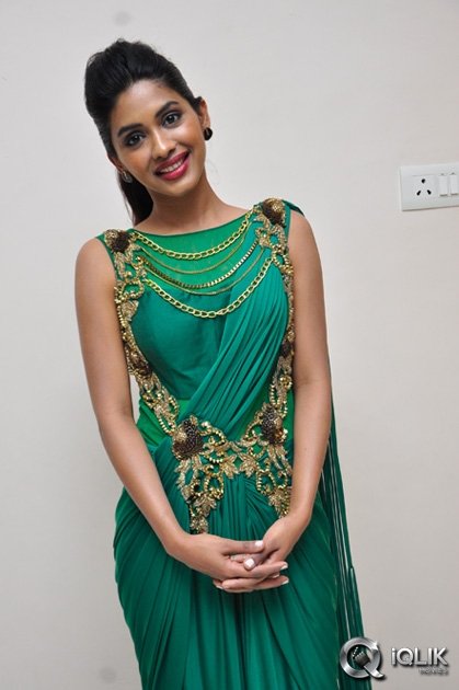 Anjali-Patil-at-Naa-Bangaaru-Talli-Movie-Special-Show